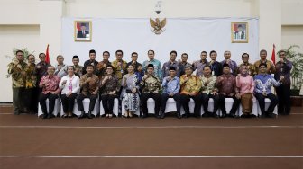 Sejumlah petugas KPK melakukan sesi foto bersama setelah proses pelantikan Sekjen dan Direktur Penuntut KPK di Gedung Merah Putih KPK, Jakarta, Senin (16/9). (Suara.com/Angga Budhiyanto)
