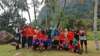 Menjajal Adrenalin, Memanjat Gunung Rungking di Jawa Barat