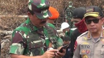 Pantau Karhutla, Kapolri: Hutan Riau Sengaja Dibakar