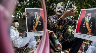 Seniman yang tergabung dalam Aliansi Seniman Rudet Bandung (Aset Bandung) melakukan aksi kesenian kolaborasi memperingati tujuh hari wafatnya almarhum BJ Habibie di Bandung, Jawa Barat, Selasa (17/9).  [ANTARA FOTO/Novrian Arbi]
