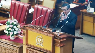 Menkumham Yasonna Laoly menyampaikan pandangan akhir pemerintah terhadap RUU KPK pada Rapat Paripurna di Kompleks Parlemen, Senayan, Jakarta, Selasa (17/9).[Suara.com/Arya Manggala]

