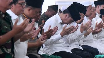 Sampai di Lokasi Kebakaran Hutan, Jokowi Langsung Salat Minta Hujan