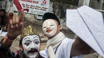 Seniman yang tergabung dalam Aliansi Seniman Rudet Bandung (Aset Bandung) melakukan aksi kesenian kolaborasi memperingati tujuh hari wafatnya almarhum BJ Habibie di Bandung, Jawa Barat, Selasa (17/9).  [ANTARA FOTO/Novrian Arbi]
