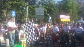 Warga Bersih-bersih Usai Gowes Nusantara 2019 di Kendari