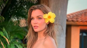 Dulu Pemain Sepakbola, Ini Pesona Josephine Skriver Model Victoria's Secret