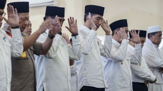 Presiden Joko Widodo (kiri) melaksanakan sholat minta hujan (Istisqa) di Masjid Amrullah kompleks Lanud Roesmin Nurjadin Pekanbaru, Riau, Selasa (17/9). [ANTARA FOTO/Akhbari]