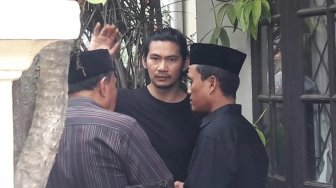 Sambil Berkaca-kaca, Donny Alamsyah Ingat Nasihat Ayah tentang Salat