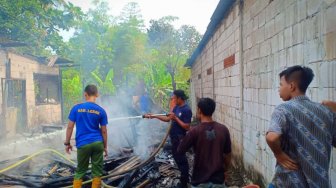 Diduga Korsleting Listrik, Rumah Makan Padang Dekat SPBU Cisalam Terbakar