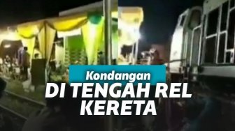 Ngeri, Acara Kondangan Digelar Di Tengah Rel Kereta Api Aktif!