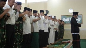 Presiden Jokowi Salat Minta Hujan dengan Warga Riau