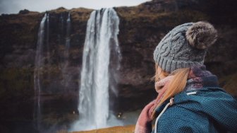 Terekam Kamera! Ini Kisah Wanita Jatuh dari Air Terjun