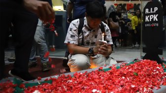 Suasana aksi di gedung KPK Jakarta, Selasa (17/9). [Suara.com/Angga Budhiyanto]