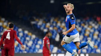 Pemain depan Napoli Dries Mertens merayakan golnya bersama teman-temanya setelah mencetak penalti saat pertandingan sepak bola Grup E Liga Champions, Napoli melawan Liverpool di Stadion San Paolo, Naples, Italia, Rabu (18/9) dini hari WIB. [Andreas SOLARO / AFP]
