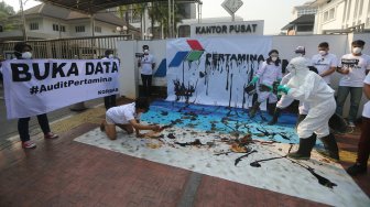 Massa yang tergabung dalam Koalisi Organisasi Masyarakat Sipil (KORMAS) menggelar aksi treatikal di depan Kantor Pusat Pertamina, Jakarta, Rabu (18/9). [Suara.com/Arya Manggala]