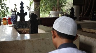 Pengunjung berziarah di kompleks Makam Pangeran Jayakarta, Jakarta, Rabu (18/9). [Suara.com/Angga Budhiyanto]
