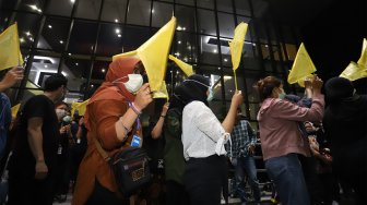 Suasana aksi di gedung KPK Jakarta, Selasa (17/9). [Suara.com/Angga Budhiyanto]