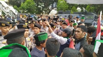 Sejumlah Massa HMI Penolak UU KPK Baru Bentrok dengan Polisi