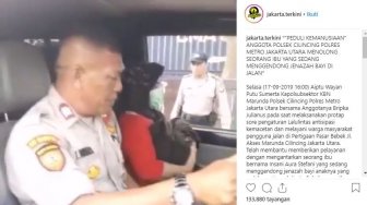 Video Viral Ibu di Cilincing Jakut Jalan Kaki Sembari Gendong Jenazah Bayi