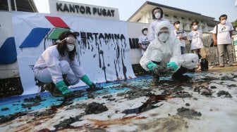 Massa yang tergabung dalam Koalisi Organisasi Masyarakat Sipil (KORMAS) menggelar aksi treatikal di depan Kantor Pusat Pertamina, Jakarta, Rabu (18/9). [Suara.com/Arya Manggala]