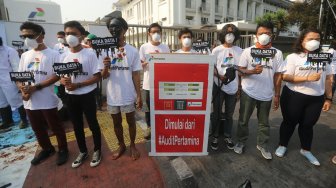 Massa yang tergabung dalam Koalisi Organisasi Masyarakat Sipil (KORMAS) menggelar aksi treatikal di depan Kantor Pusat Pertamina, Jakarta, Rabu (18/9). [Suara.com/Arya Manggala]