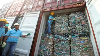 Petugas menunjukkan kontainer berisi sampah plastik yang mengandung limbah beracun B3 di Terminal Peti Kemas Koja, Jakarta Utara, Rabu (18/9). [Suara.com/Arya Manggala]