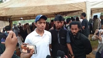 Tak Kenal Dekat, Dude Harlino Ikut Hadiri Pemakaman Ayah Donny Alamsyah