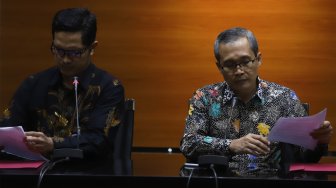 Wakil Ketua KPK Alexander Narwata (kanan) didampingi juru bicara KPK Febry Diansyah gelar jumpa pers di Gedung KPK, Jakarta, Rabu (18/9).  [Suara.com/Angga Budhiyanto]
