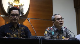 Wakil Ketua KPK Alexander Narwata (kanan) didampingi juru bicara KPK Febry Diansyah gelar jumpa pers di Gedung KPK, Jakarta, Rabu (18/9).  [Suara.com/Angga Budhiyanto]
