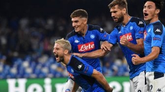 Pemain depan Napoli Dries Mertens merayakan golnya bersama teman-temanya setelah mencetak penalti saat pertandingan sepak bola Grup E Liga Champions, Napoli melawan Liverpool di Stadion San Paolo, Naples, Italia, Rabu (18/9) dini hari WIB. Napoli sukses menundukkan tamunya, Liverpool 2-0 pada laga matchday 1 Grup E Liga Champions 2019/2020.[Andreas SOLARO / AFP]
