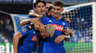 Pemain depan Napoli Dries Mertens merayakan golnya bersama teman-temanya setelah mencetak penalti saat pertandingan sepak bola Grup E Liga Champions, Napoli melawan Liverpool di Stadion San Paolo, Naples, Italia, Rabu (18/9) dini hari WIB. [Andreas SOLARO / AFP]
