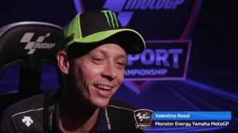 Jago Balapan, Valentino Rossi Kikuk saat Memainkan Dirinya di Game MotoGP