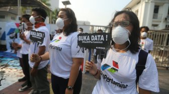 Massa yang tergabung dalam Koalisi Organisasi Masyarakat Sipil (KORMAS) menggelar aksi treatikal di depan Kantor Pusat Pertamina, Jakarta, Rabu (18/9). [Suara.com/Arya Manggala]