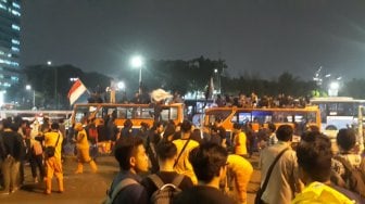 Aksi Mahasiswa di Gedung DPR Bubar, Sebagian Naik Metromini Duduk di Atap