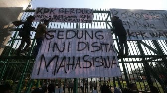 Sejumlah mahasiswa dari berbagai kampus menggelar demonstrasi di Gedung DPR, Jakarta, Kamis (19/9). [Suara.com/Arya Manggala]