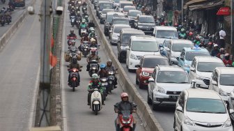 Sejumlah kendaraan melintas di jalur bus Transjakarta yang terpasang kamera pengawas (CCTV) di kawasan Pasar Rumput, Jakarta, Kamis (19/9). [Suara.com/Angga Budhiyanto]