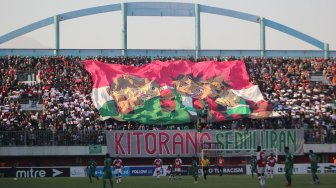 Salut! Suporter PSS Sleman Bentangkan Koreo Solidaritas untuk Persipura