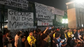 Sita Gedung DPR, Mahasiswa Bertahan untuk Batalkan UU KPK Baru dan RUU KUHP