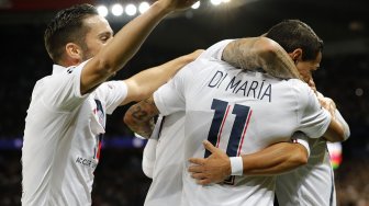 Gelandang Paris Saint-Germain, Angel Di Maria, merayakan golnya usai mencetak gol pertama timnya ke gawang Real Madrid selama pertandingan Liga Champions Grup A antara Paris Saint-Germain melawan Real Madrid, di Stadion Parc des Princes, Paris, Perancis, Kamis (19/9) dini hari WIB. [Thomas SAMSON / AFP]

