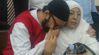 Ibu Sandy Tumiwa Nangis di Ruang Sidang : Sandy Sakit, Perlu Diobati