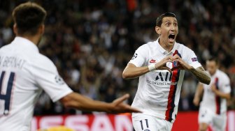 Gelandang Paris Saint-Germain, Angel Di Maria, merayakan golnya usai mencetak gol pertama timnya ke gawang Real Madrid selama pertandingan Liga Champions Grup A antara Paris Saint-Germain melawan Real Madrid, di Stadion Parc des Princes, Paris,  Perancis, Kamis (19/9) dini hari WIB. [Thomas SAMSON / AFP]