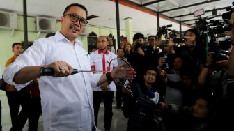 Menpora Imam Nahrawi beraktivitas saat menghadiri acara perpisahan dengan pejabat Kemenpora di Jakarta, Kamis (19/9). [Suara.com/Arya Manggala]
