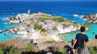 Berpagarkan Tebing Karang, Cantiknya Pantai Oelangga di Rote NTT