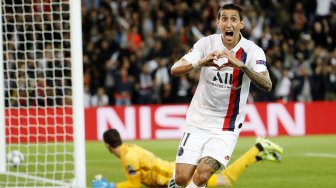 Gelandang Paris Saint-Germain, Angel Di Maria, merayakan golnya usai mencetak gol pertama timnya ke gawang Real Madrid selama pertandingan Liga Champions Grup A antara Paris Saint-Germain melawan Real Madrid, di Stadion Parc des Princes, Paris, Perancis, Kamis (19/9) dini hari WIB. [Thomas SAMSON / AFP]