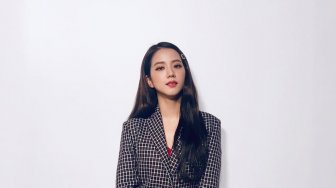 Bikin Jatuh Hati, Gaya Jisoo BLACKPINK di Fashion Show Burberry