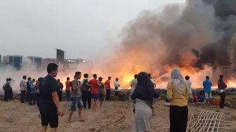 Pabrik Plastik di Kalideres Jakarta Barat Terbakar