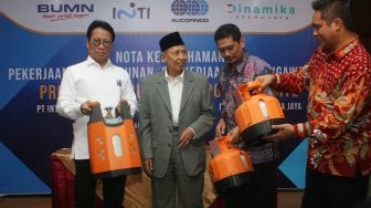 Direktur Utama PT Sucofindo (Persero) Bachder Djohan Buddin, Wakil Presiden Republik Indonesia Periode 2001-2004 dan Komisaris Independen PT Dinamika Utama Jaya Hamzah Haz, Direktur Utama PT INTI (Persero) Darman Mappangara, dan Direktur Utama PT Dinamika Utama Jaya Zaenal Aziz memperlihatkan tabung LPG berbahan composite usai penandatanganan MoU produksi Tabung LPG berbahan Composite di Bandung, Rabu (18/9). [ANTARA FOTO]