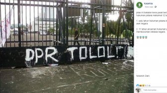 Tolak UU KPK dan RKUHP, Grafiti di Gedung DPR Ini Jadi Lelucon Warganet