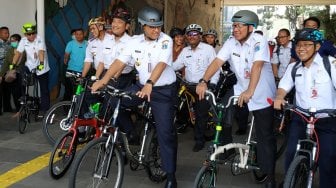 Anies Baswedan Uji Coba Jalur Sepeda dari Velodrome ke Balai Kota