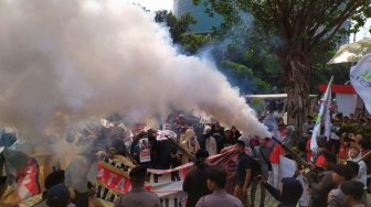 Desak Agus Rahardjo Cs Angkat Koper, Pendemo Aksi Fogging Gedung KPK