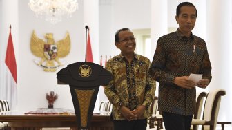 Presiden Joko Widodo (kanan) didampingi Mensesneg Pratikno (kiri) menyampaikan sikap tentang rencana pengesahan Rancangan Kitab Undang-Undang Hukum Pidana (RKUHP) di Istana Bogor, Jawa Barat, Jumat (20/9). [ANTARA FOTO/Puspa Perwitasari]